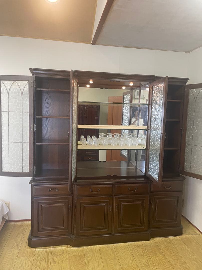 木製キャビネット ガラス扉 照明付き