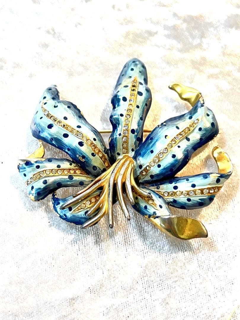 シャネル（Chanel）のランの花のブローチ　エナメル　刻印あり