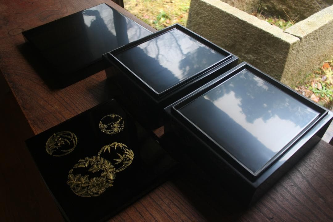 新品並！端正な内朱黒漆に極上四君子丸沈金の映える台付二段重（検輪島塗蒔重箱お重