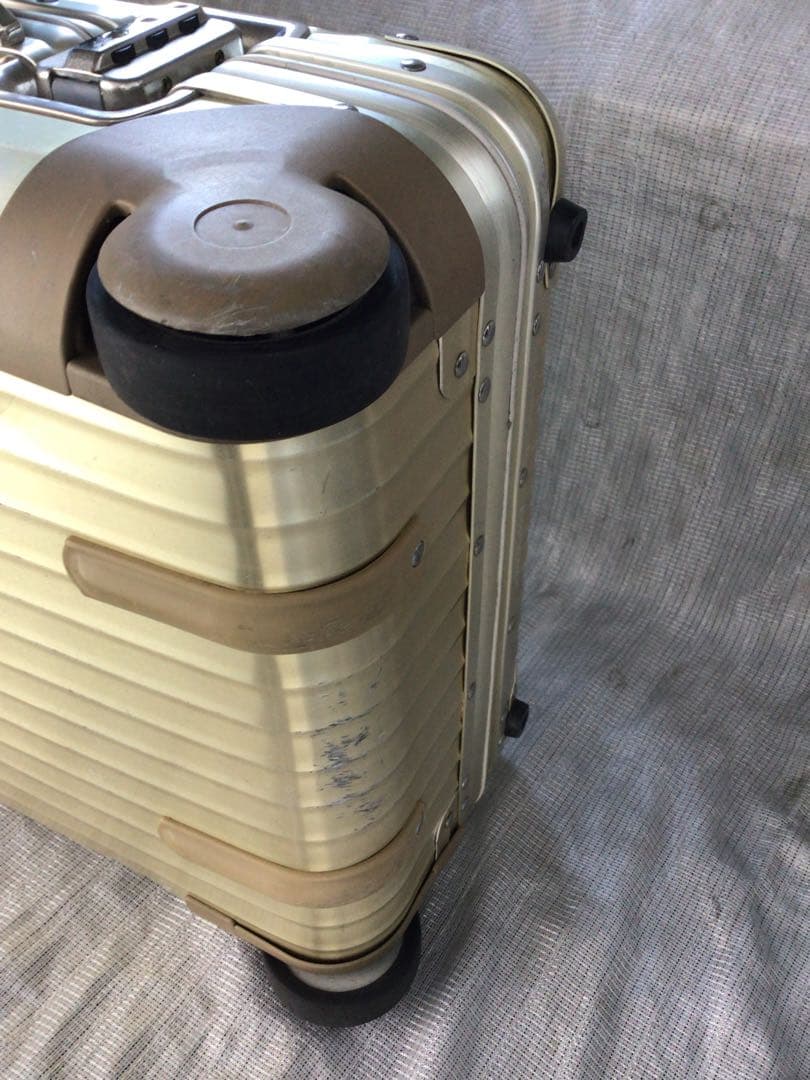 希少、廃盤リモワ ゴールドトパーズ機内持込サイズ2輪の商品です