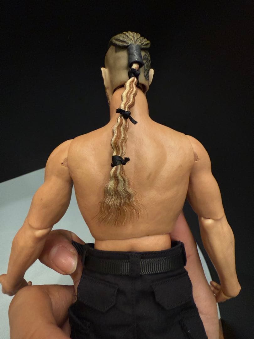 WWE 可動式フィギュア 筋肉質な体型