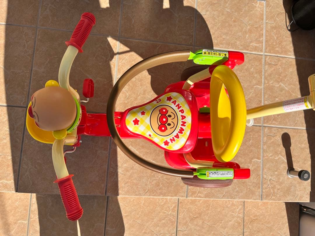 直接お渡しで値引き】アンパンマン 三輪車 押し棒付き - メルカリ