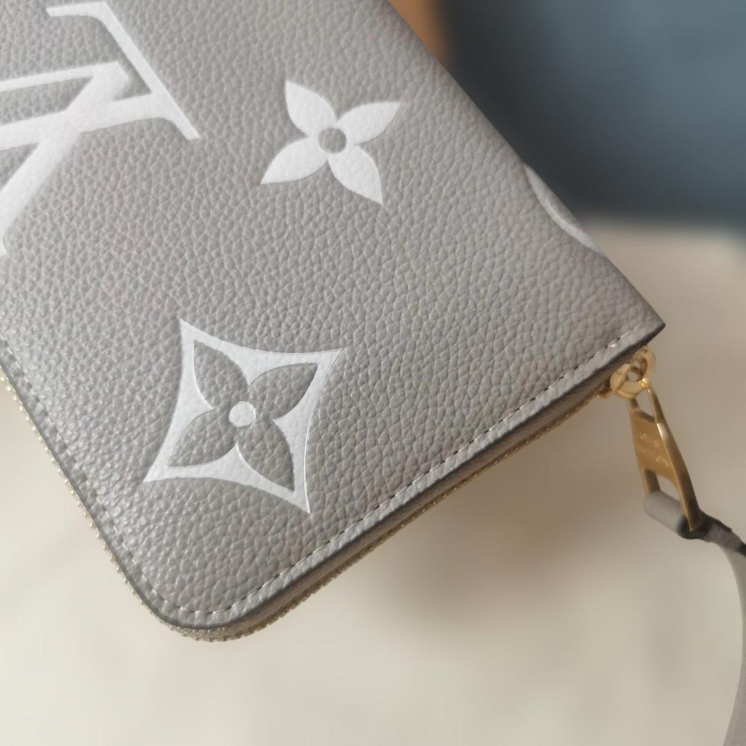 美品 M69794 グレー 二つ折り財布