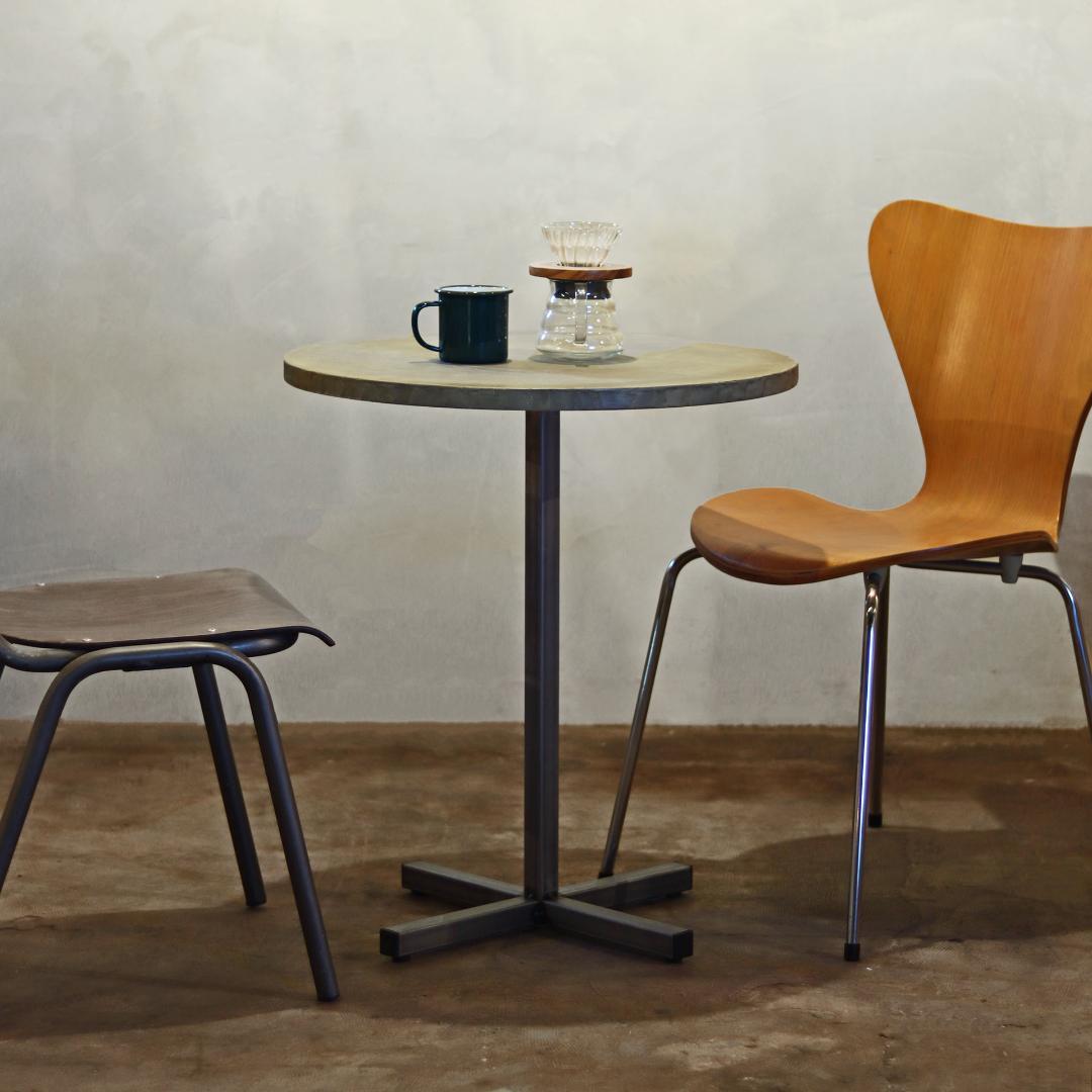 薄塗りモルタル｜ライトグレー｜丸｜円形｜カフェテーブル｜店舗什器｜店舗｜飲食店