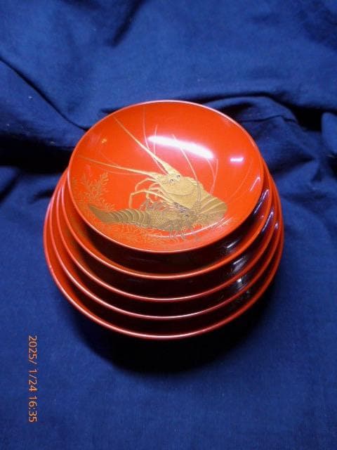 美品　大変素晴らしい蒔絵の「魚貝ずくし」絵変わり蒔絵　五つ組　盃台