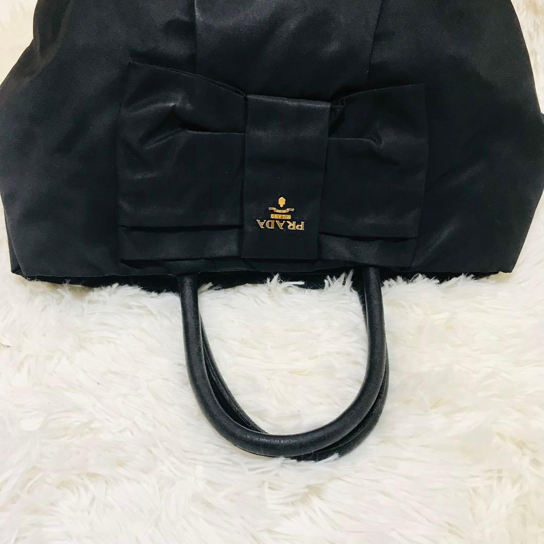 【美品】プラダ ハンドバッグ リボン ゴールドロゴ ナイロン 黒 ロゴプレート