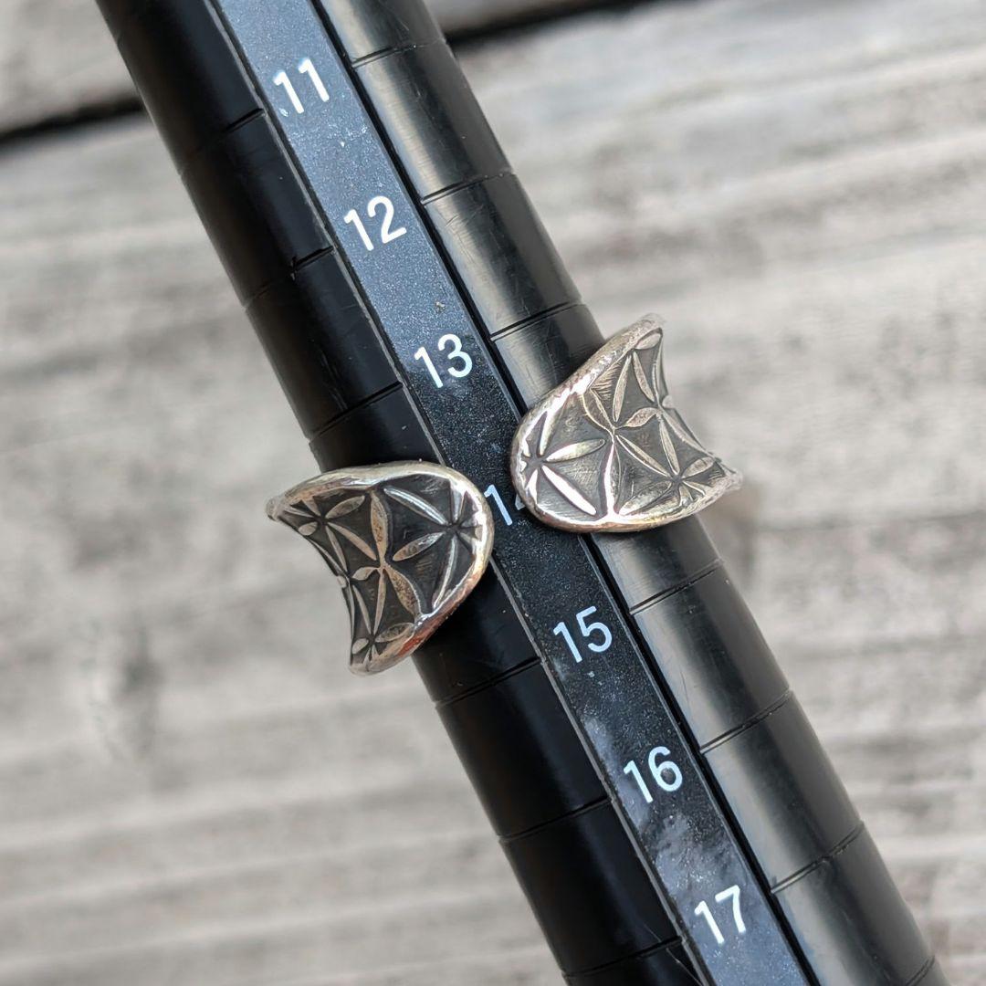 ハンドメイドのシルバーリング インディアンジュエリー風 スタンプワーク