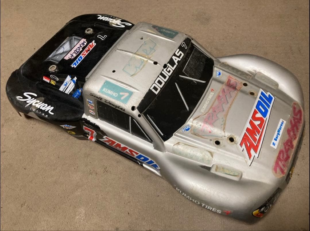 トラクサス Traxxas 1/10 スラッシュ　2WD ラジコンカー