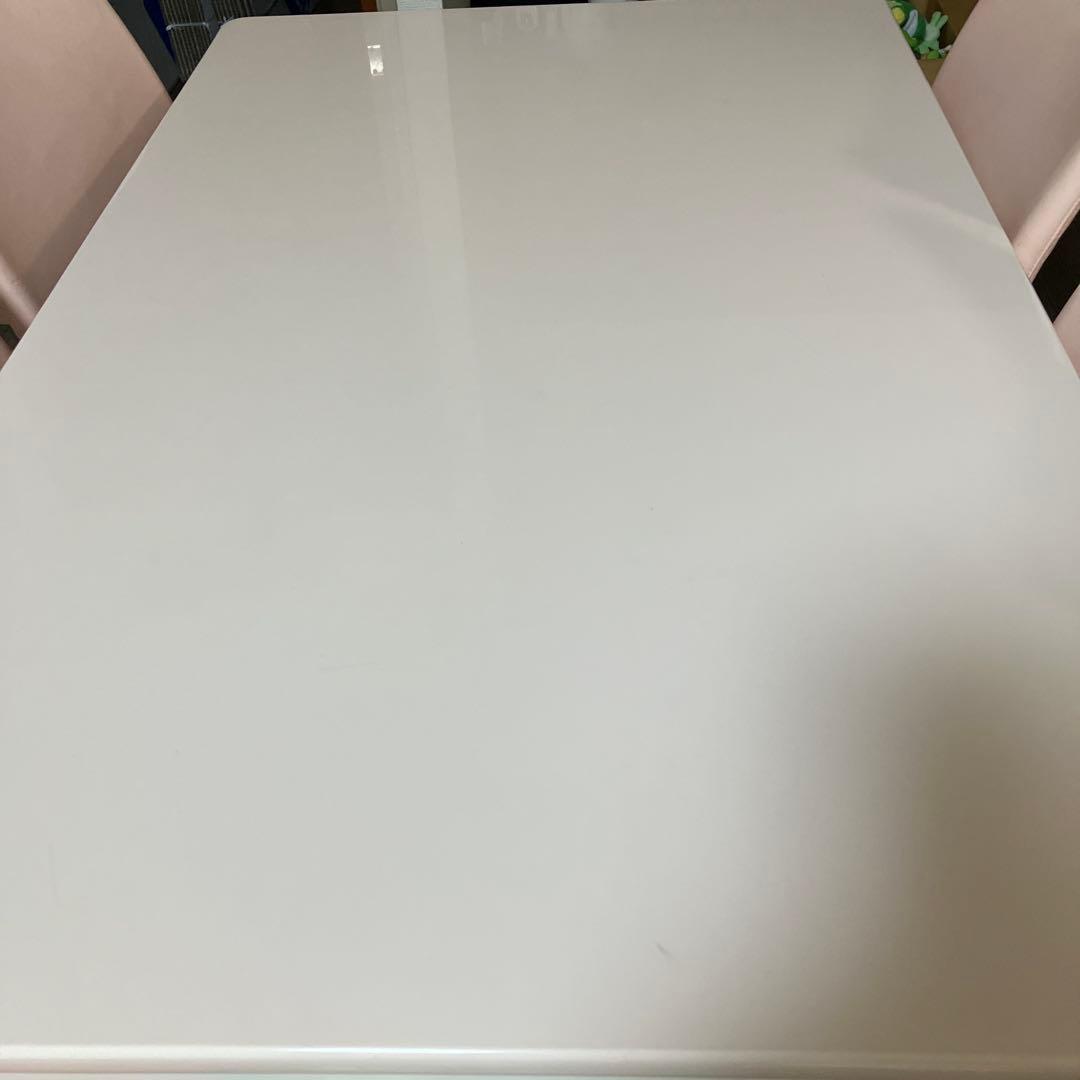 ピンクのダイニングテーブルとピンク椅子4脚セット