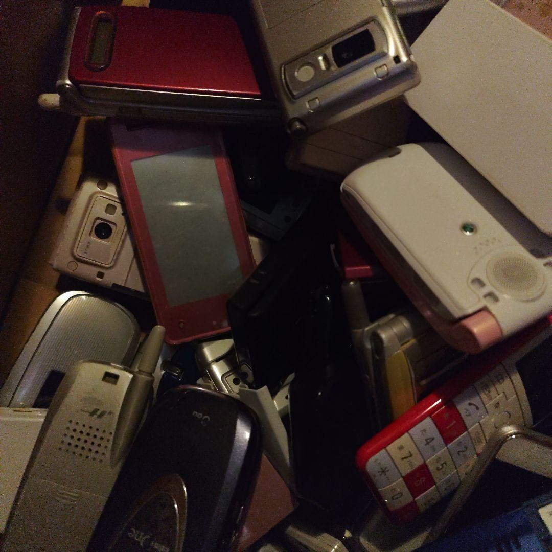 携帯電話 ガラケー docomo/au 他 130台以上 ジャンク 部品取り