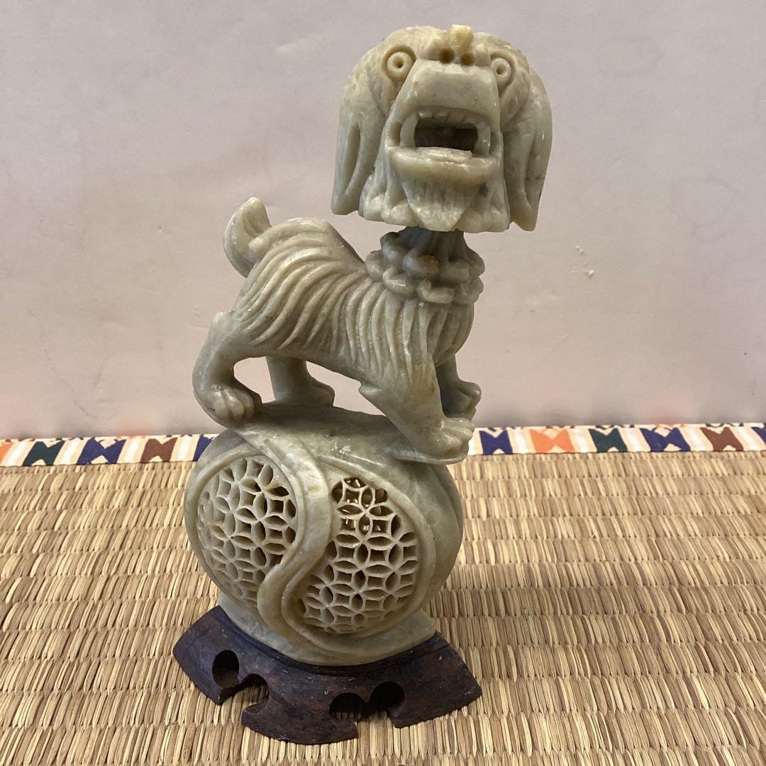 翡翠 獅子彫刻 木製台座付き 約10cm バネ付きで頭揺れます。