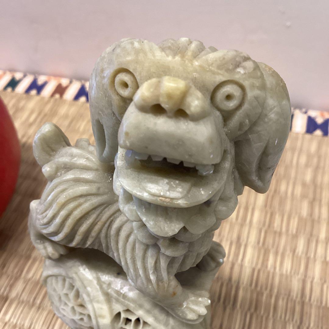 翡翠 獅子彫刻 木製台座付き 約10cm バネ付きで頭揺れます。