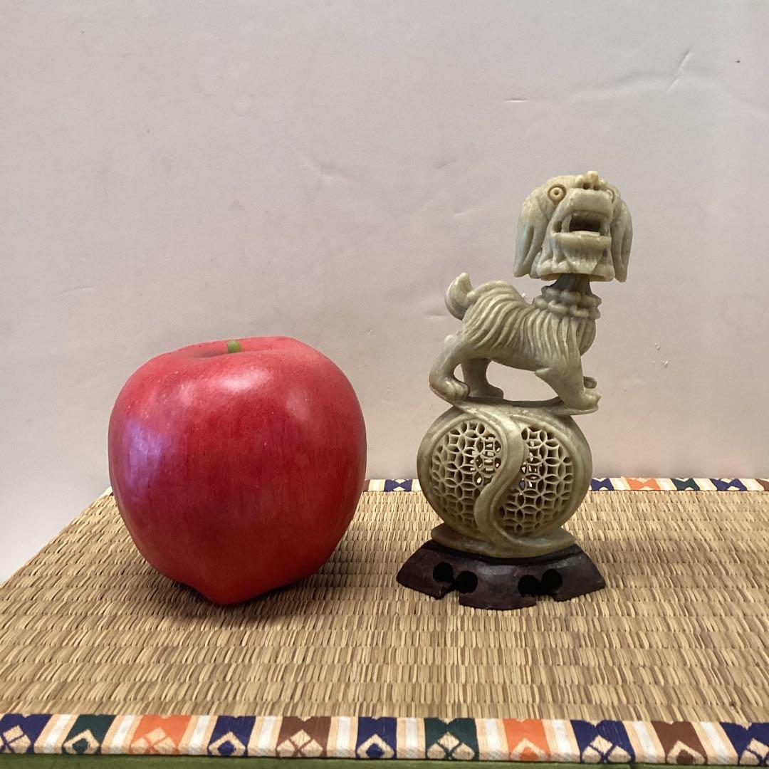 翡翠 獅子彫刻 木製台座付き 約10cm バネ付きで頭揺れます。
