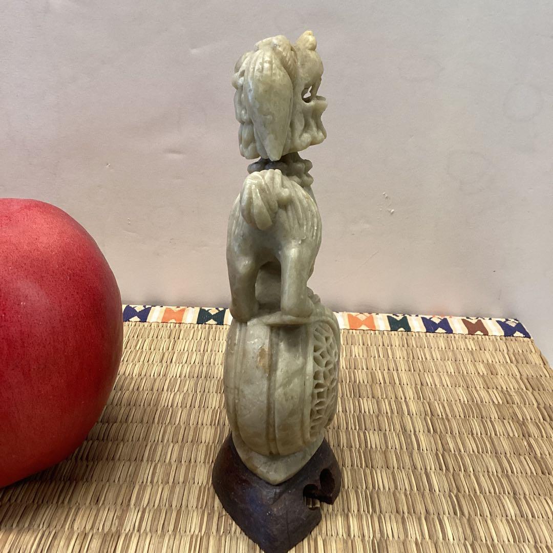 翡翠 獅子彫刻 木製台座付き 約10cm バネ付きで頭揺れます。