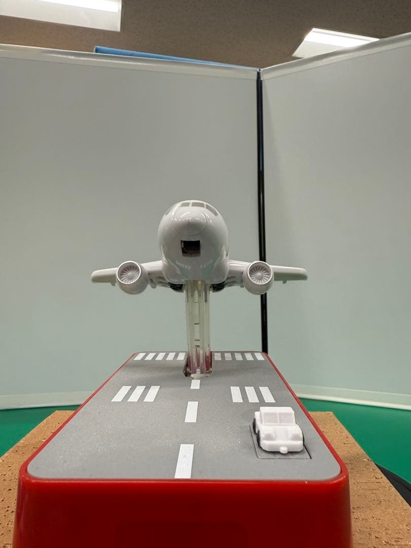 美品新品未開封！希少　飛行機貯金箱 JAL Ver.タイヤの収納が本当に綺麗です