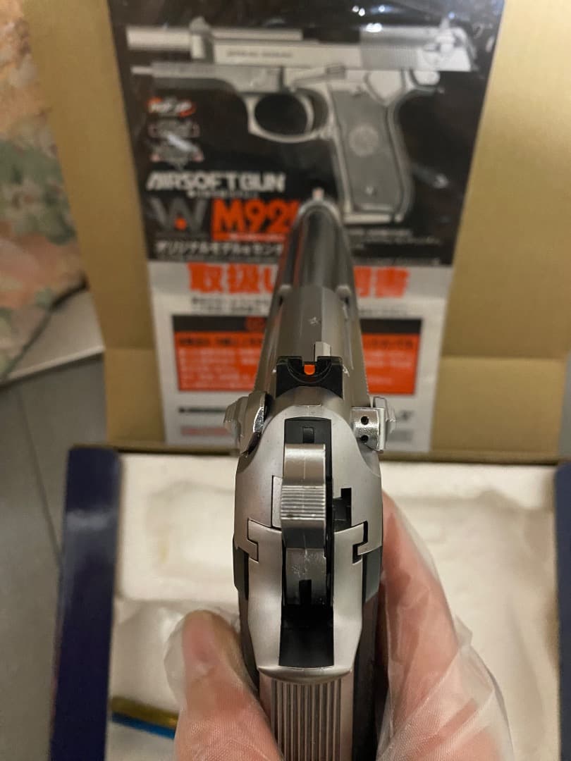 M92FS MAGNAシリーズのシルバーガスガン、リアルな外観と操作感が特徴。