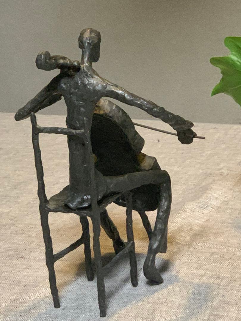 チェロ奏者 オブジェ 金属 彫刻 置物 音楽家 モダン アート かなりの美