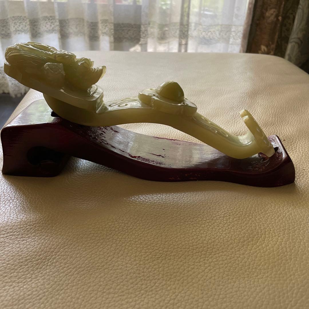 中国 玉石 龍神 如意 飾り台付き 美術品・アンティーク・コレクション