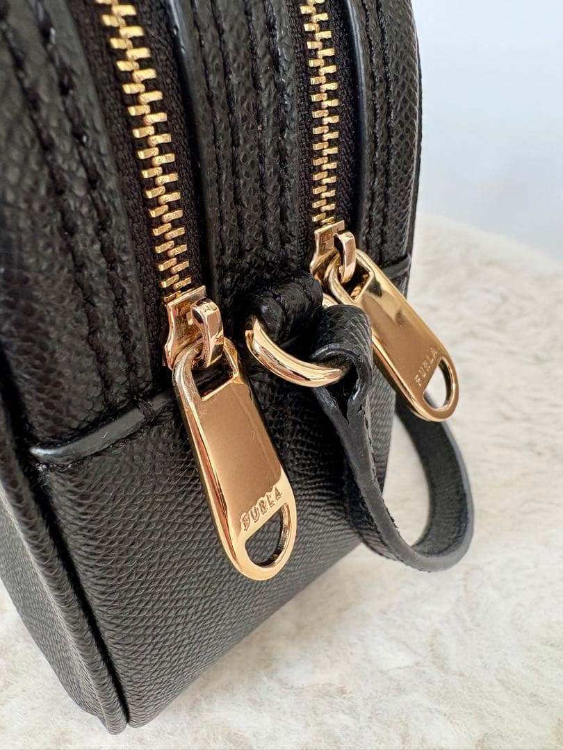 FURLA　フルラ　ショルダーバッグ　ダブルファスナー　レザー　ブラック