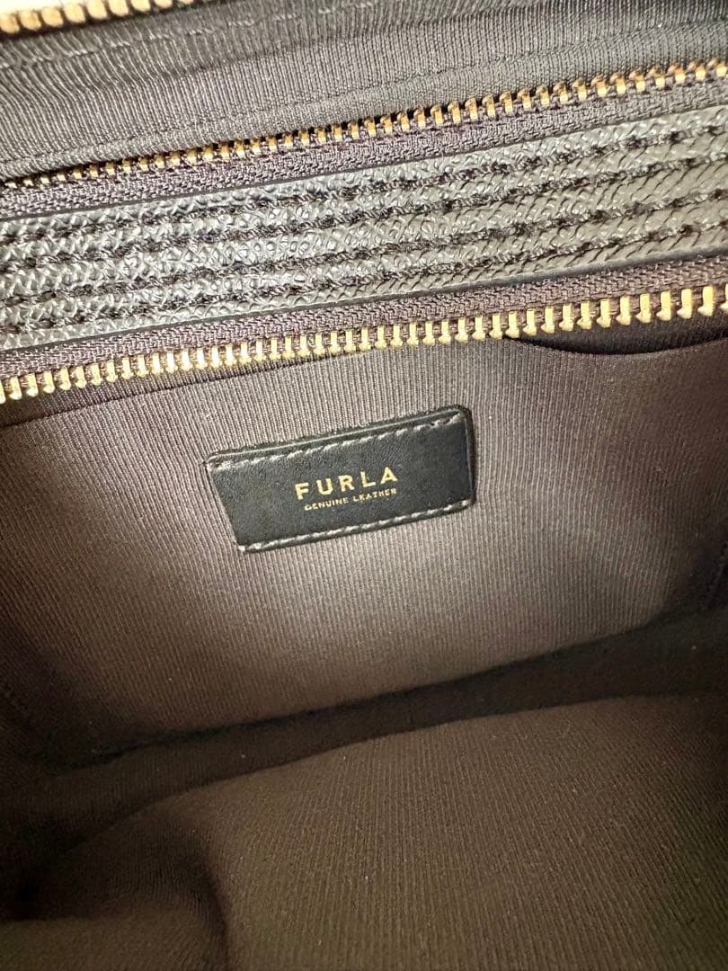 FURLA　フルラ　ショルダーバッグ　ダブルファスナー　レザー　ブラック