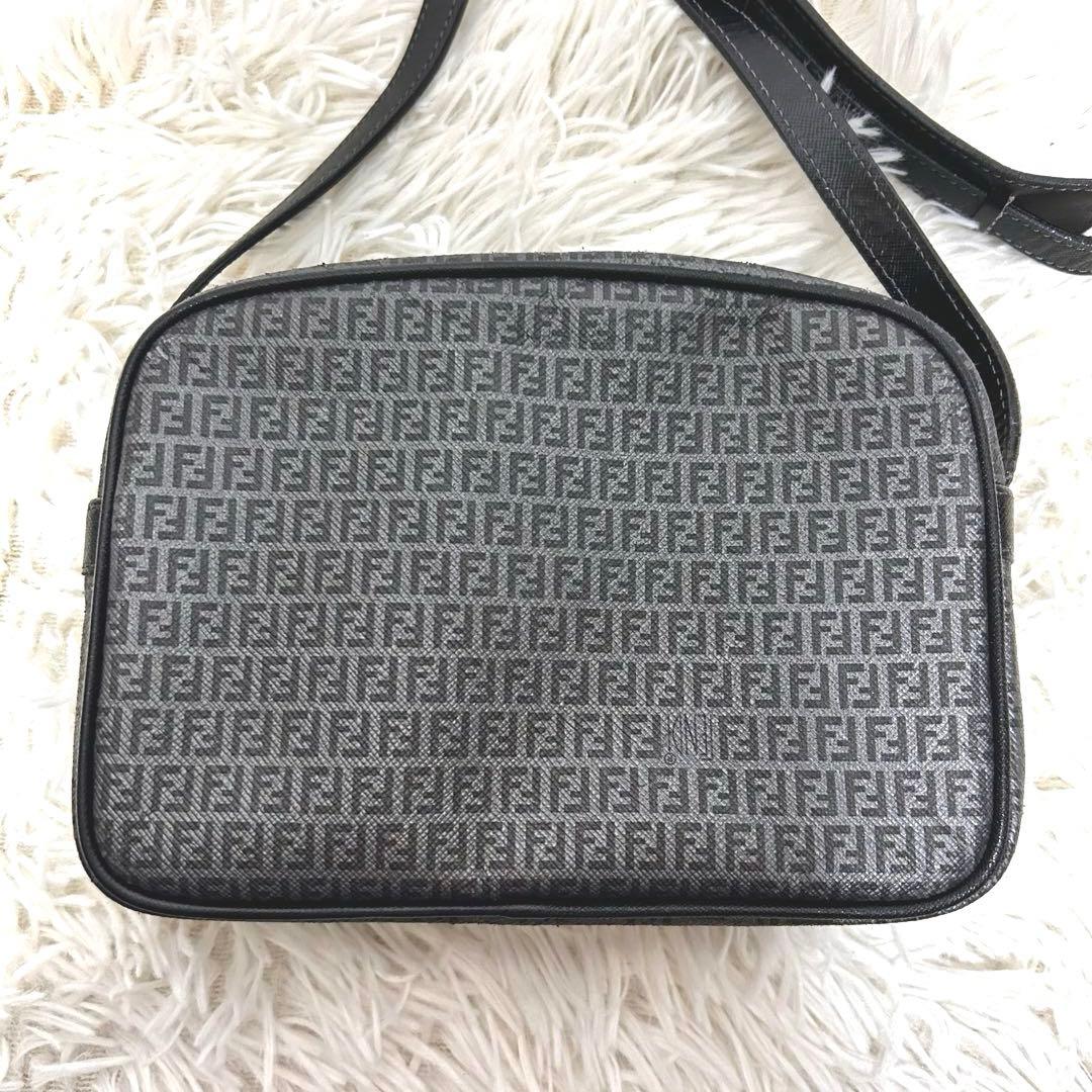 美品　FENDI ズッキーノ　FF柄　カメラバッグ　ショルダーバッグ　グレー