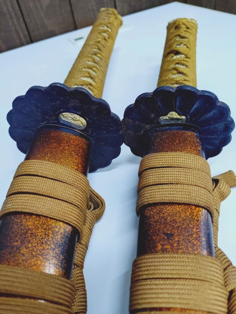 4-375 模造刀　2本　台座付き　大小　太刀　日本刀　鉄鍔