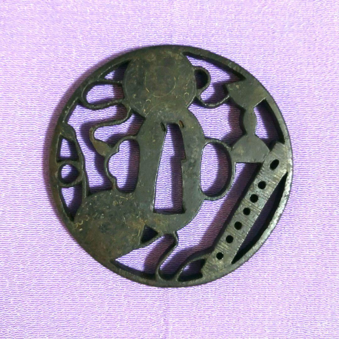 b3. 鼓と笛透し鐔　雅楽　和楽器　鉄地