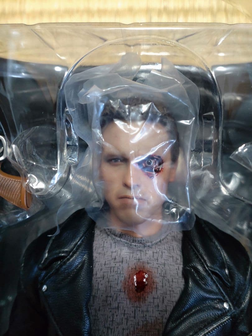 Hottoys T-800 バトルダメージ版 1/6スケールフィギュア