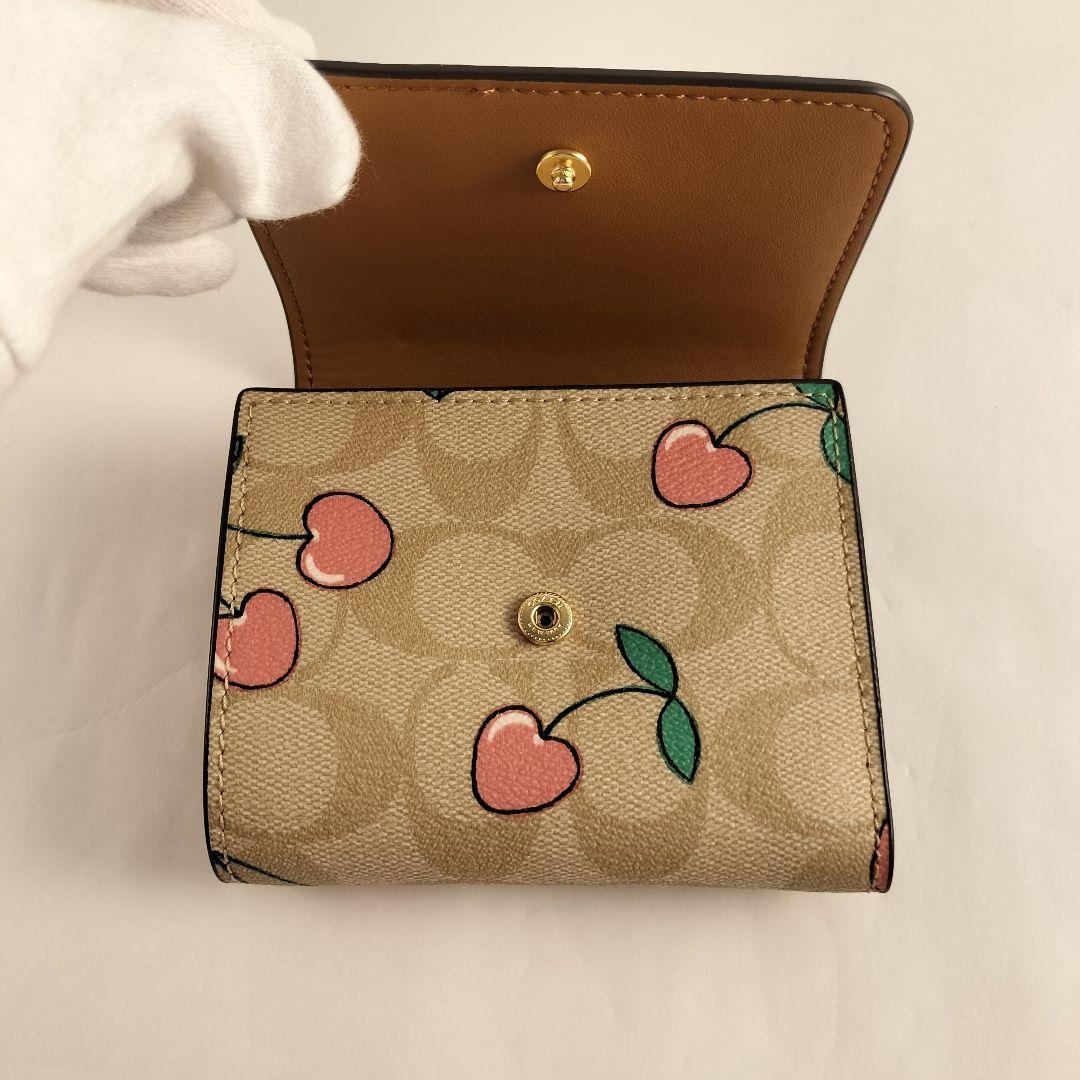 COACH チェリー柄 三つ折り財布 コーチ「チェリー柄」の新作バッグ