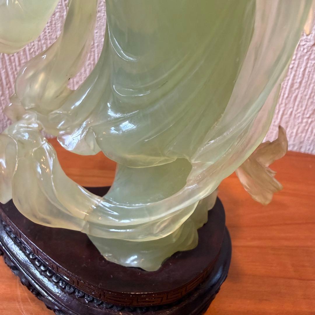 翡翠 ？ 天女 彫刻 とても美しい顔です。木製台座付き 欠けや割れ無し