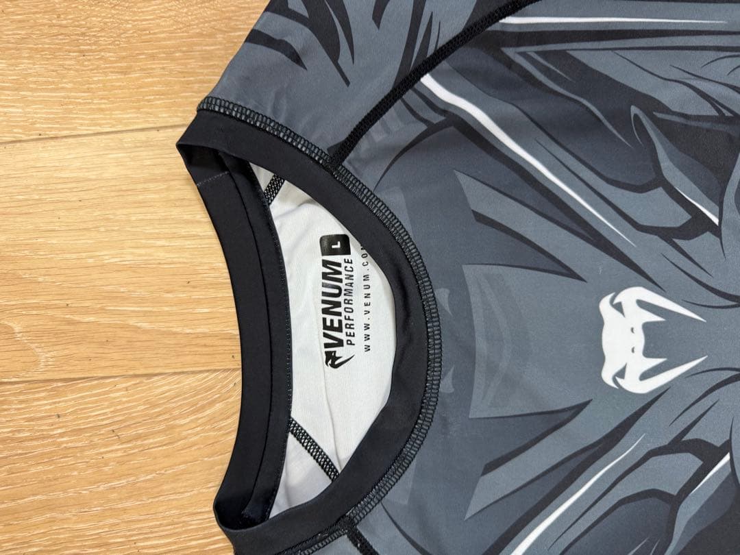 美品 Venum セットアップ ラッシュガード ショーツ - メルカリ