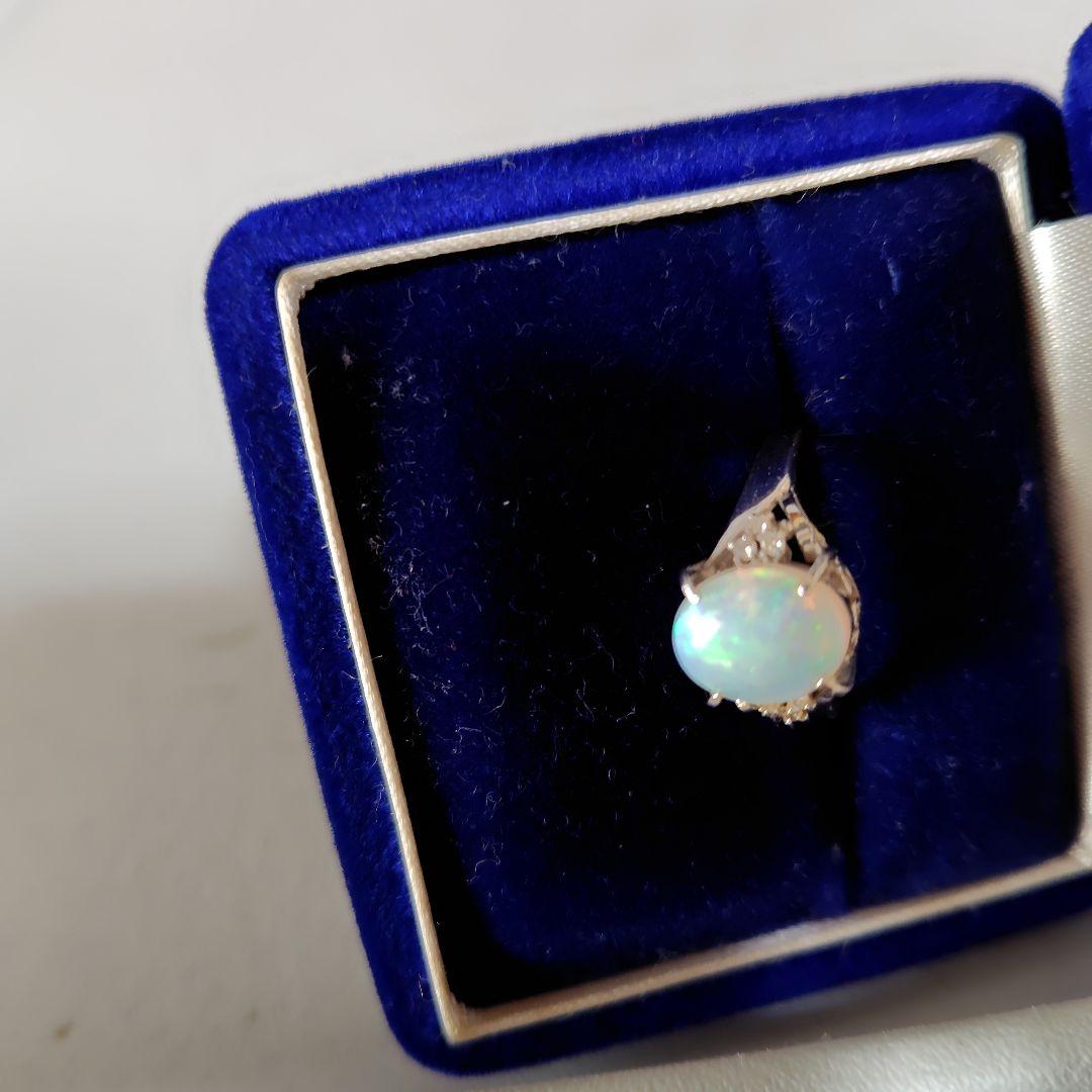 オパールの指輪です。