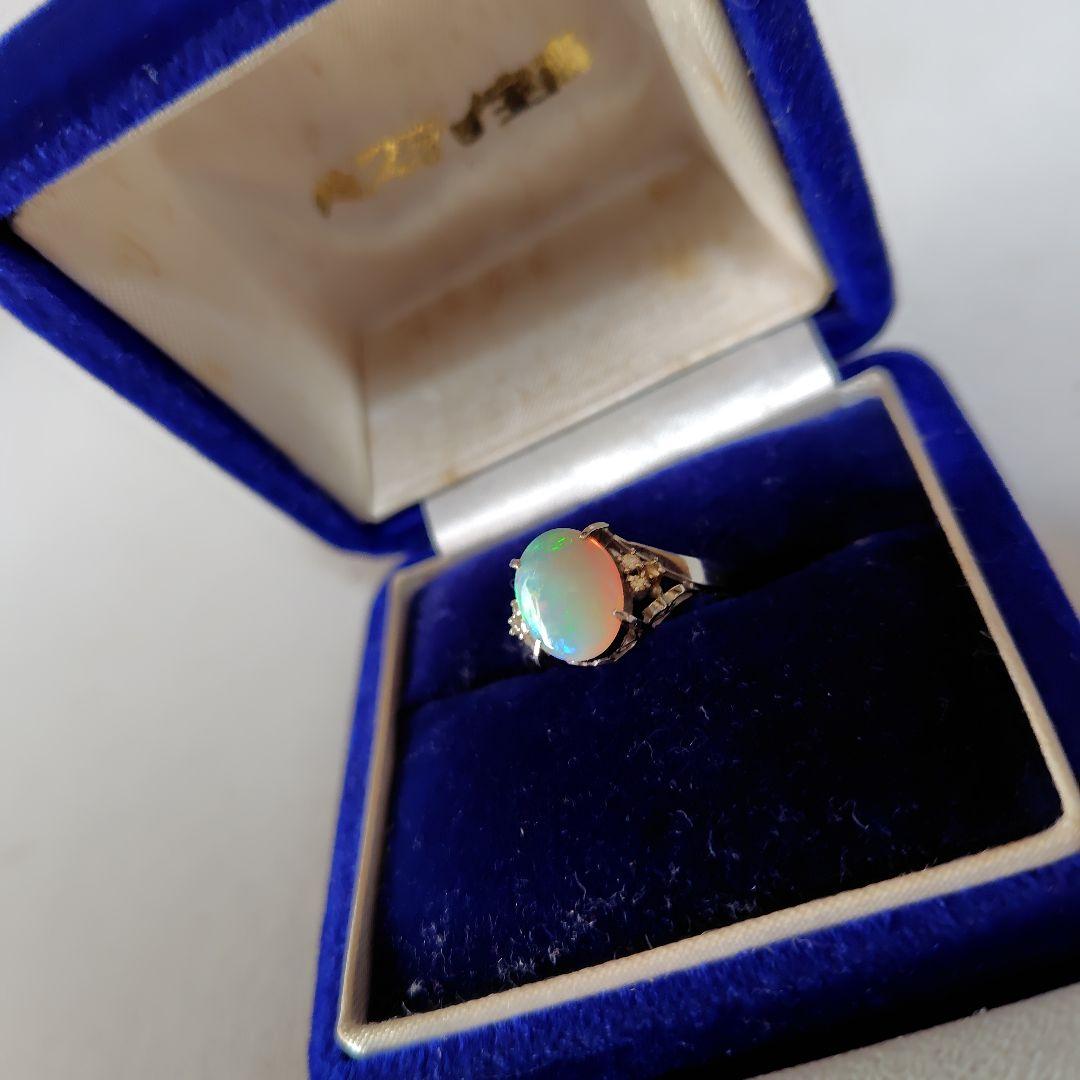 オパールの指輪です。