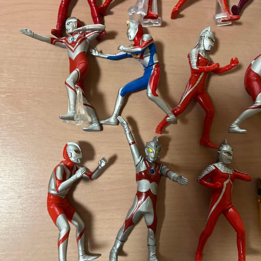 ウルトラマン、セブン、タロウなどフィギュア　11〜12cm大　17体セット
