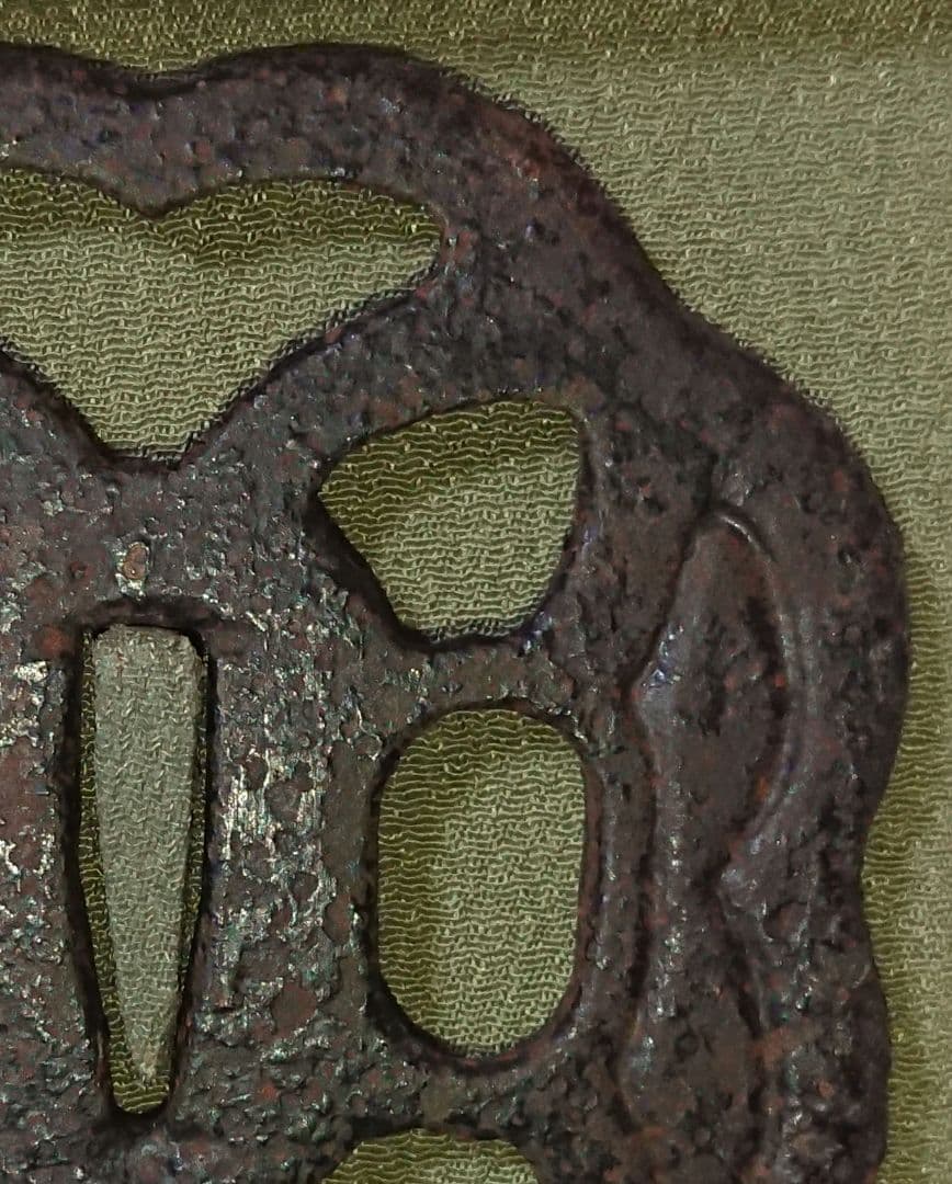 江戸時代後期 箱入り 刀鍔　縦85mm 横90mm 厚さ5mm 時代物　刀装具