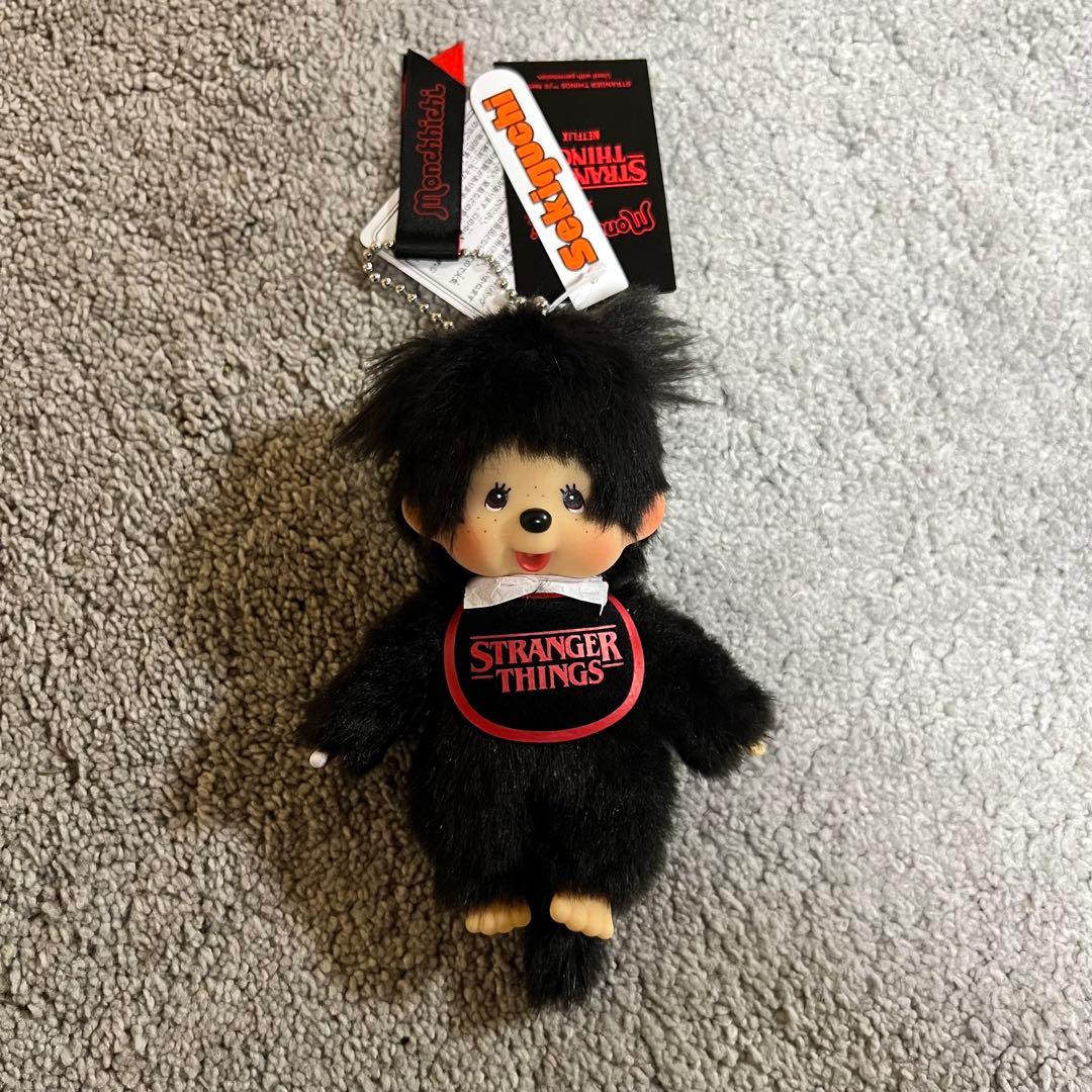 ストレンジャーシングス モンチッチ コラボ キーチェーン - メルカリ