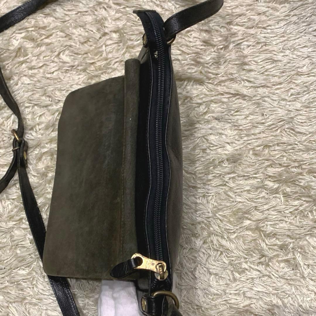 イルビゾンテ ショルダーバッグ フラップ レザー ロゴ型押し ブラック