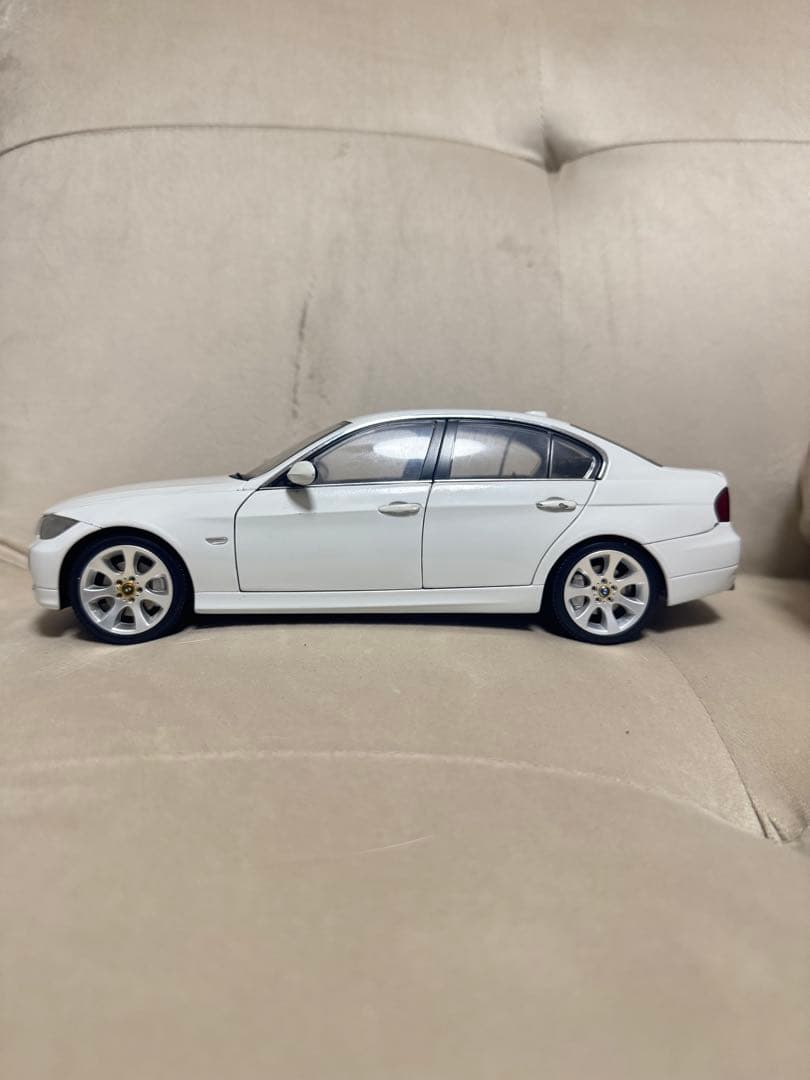 1/18 京商 BMW 330i E90 ホワイト