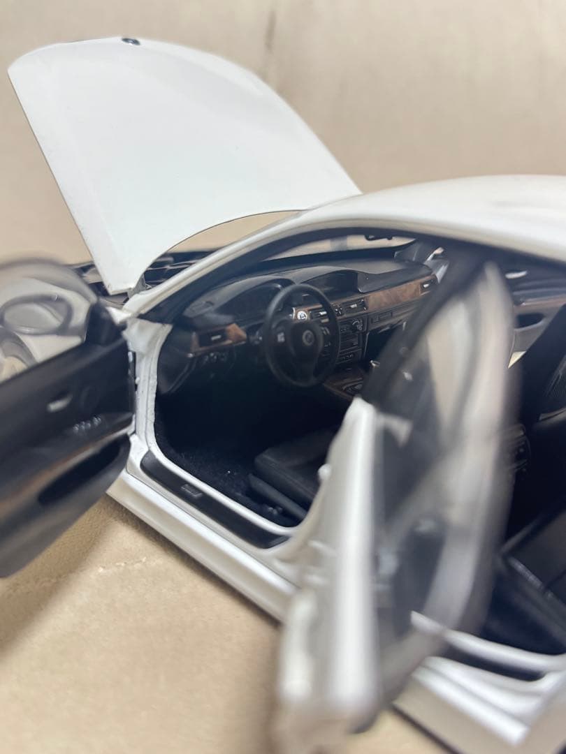 1/18 京商 BMW 330i E90 ホワイト