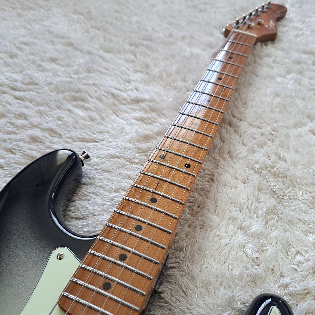 高品質アルダー材とローステッドメイプルネックを採用した、プロ仕様の