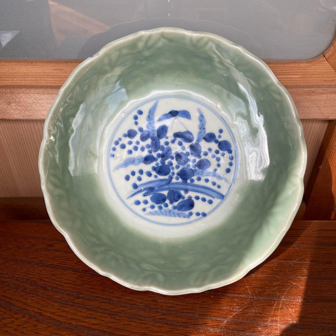 古伊万里青磁染付草の図輪花中皿 - メルカリ