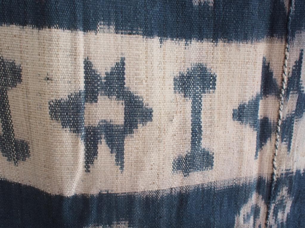 インドネシア スンバ島のイカット 藍染２