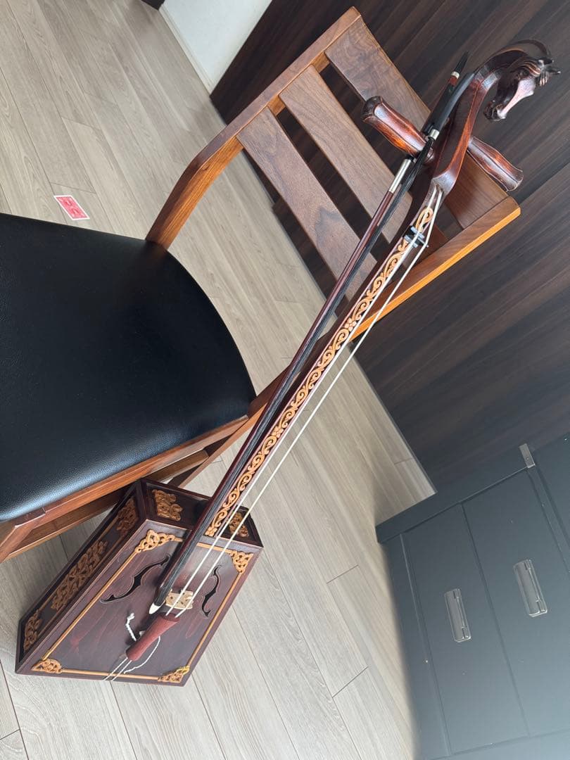 馬の頭彫刻の木製弦楽器