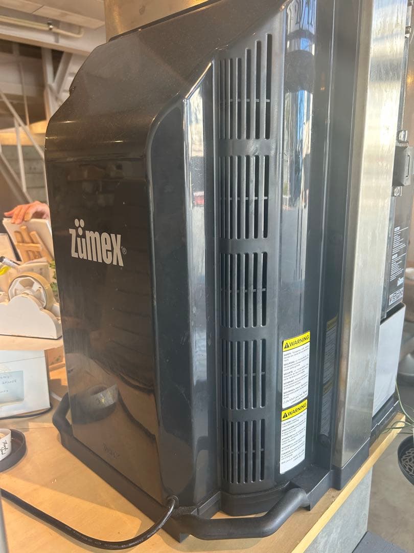 Zümex 自動オレンジ絞り機