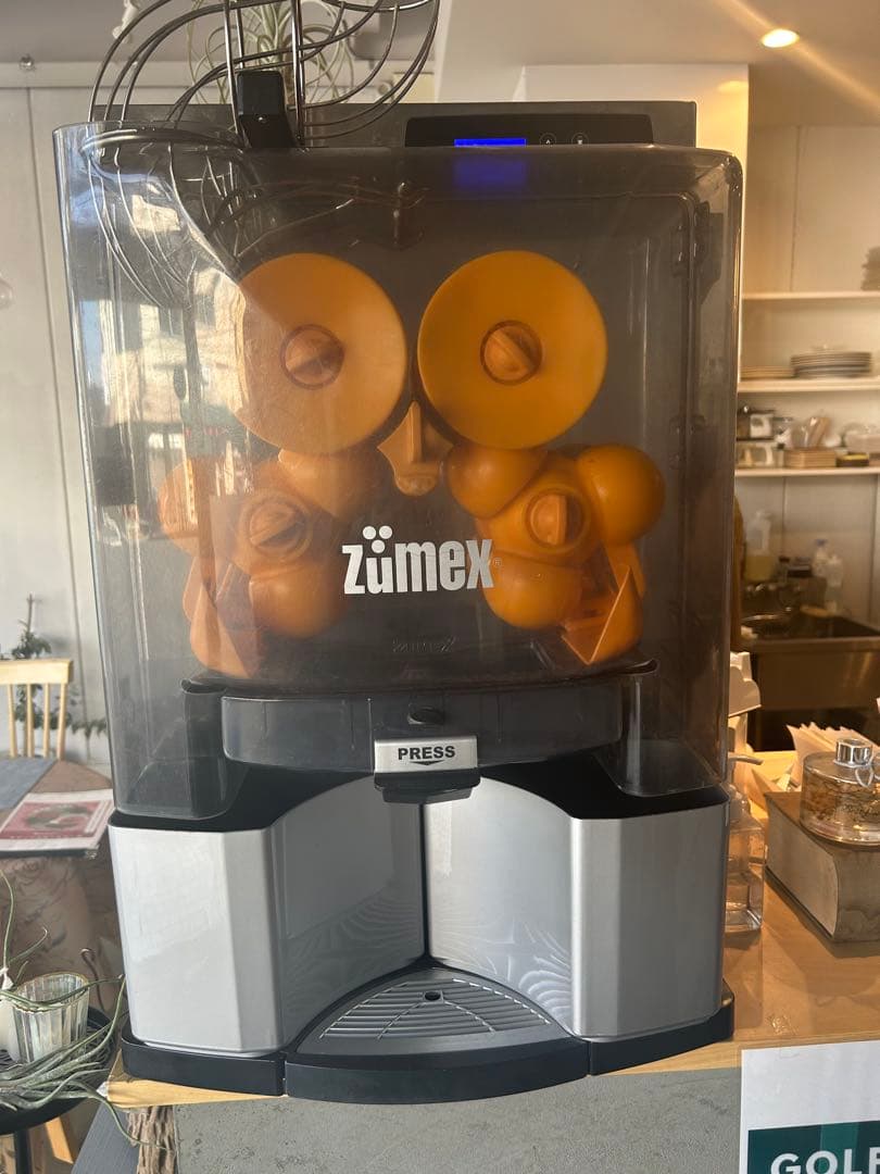 Zümex 自動オレンジ絞り機