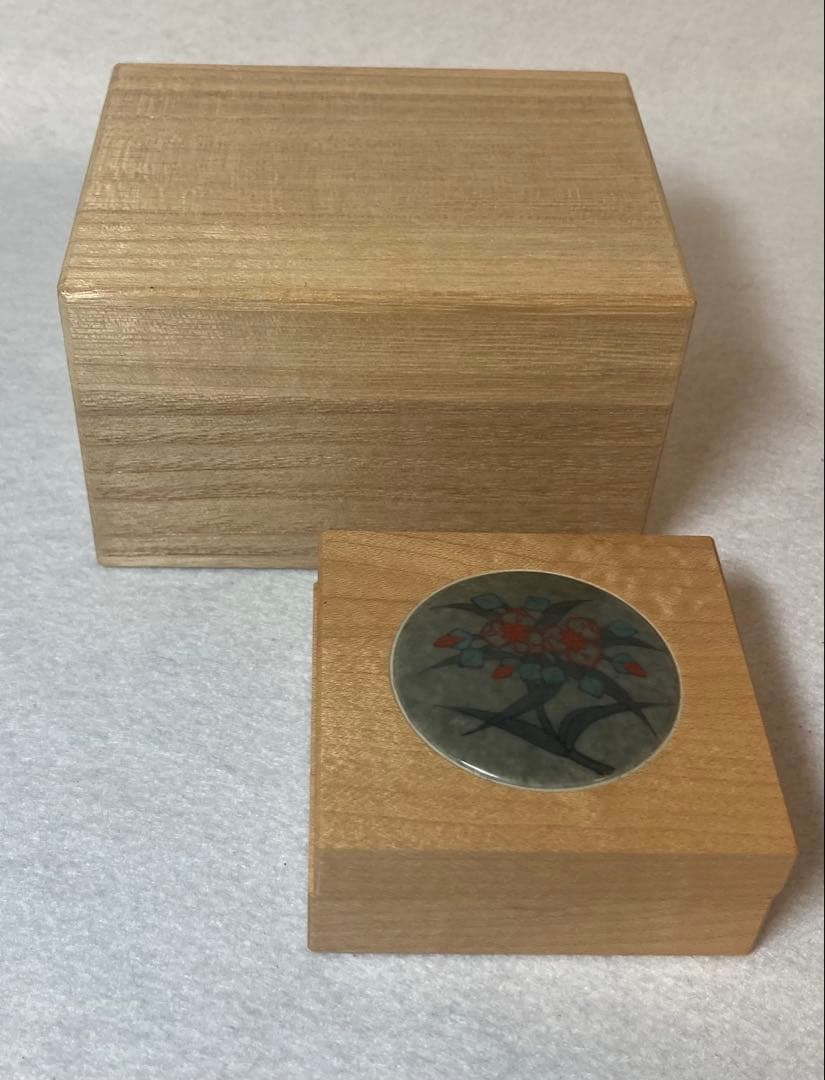 B291h 「色絵薄墨草花文 香合」十四代今泉今右衛門作　茶道具