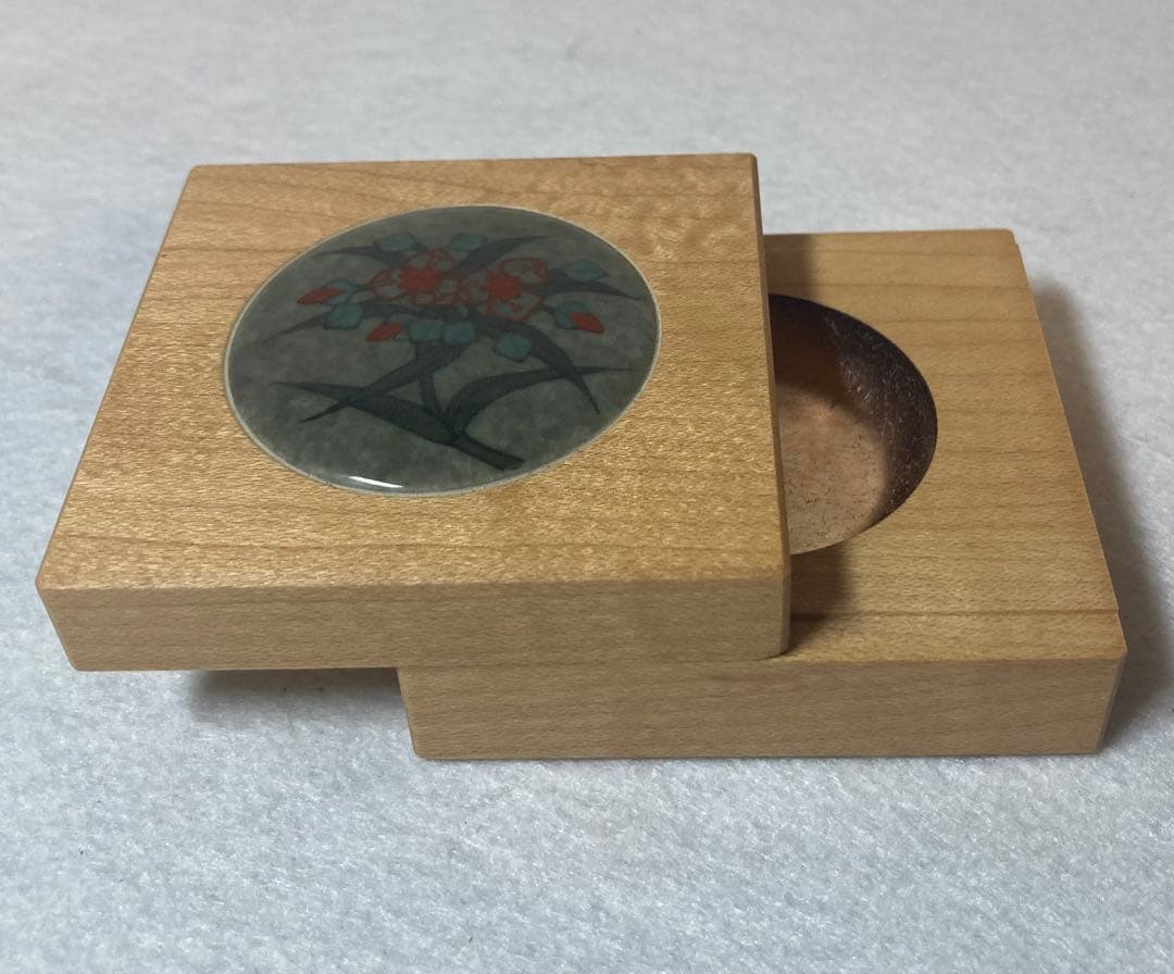 B291h 「色絵薄墨草花文 香合」十四代今泉今右衛門作　茶道具