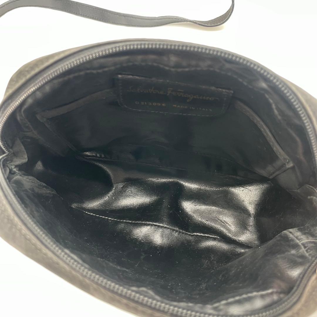 美品　サルバトーレフェラガモ　ヴァラリボン　ショルダーバッグ　ベロア　ブラック