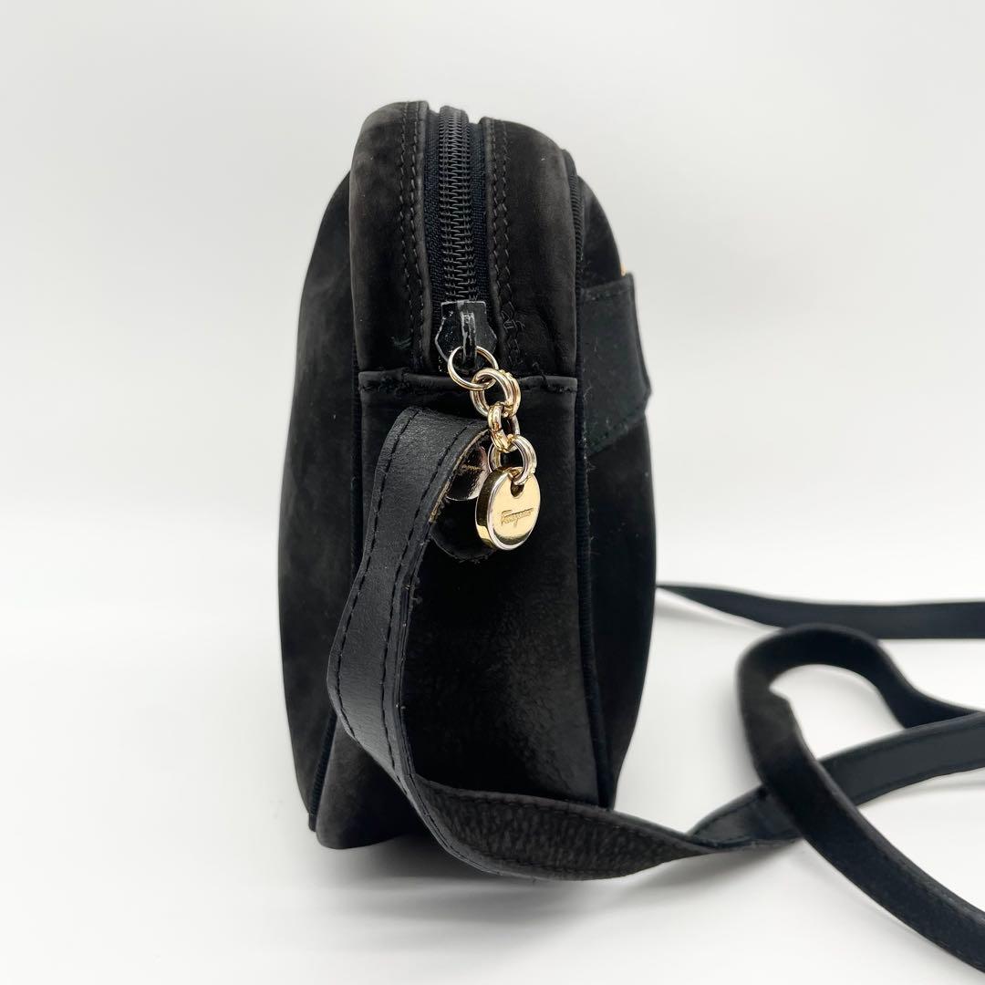 美品　サルバトーレフェラガモ　ヴァラリボン　ショルダーバッグ　ベロア　ブラック