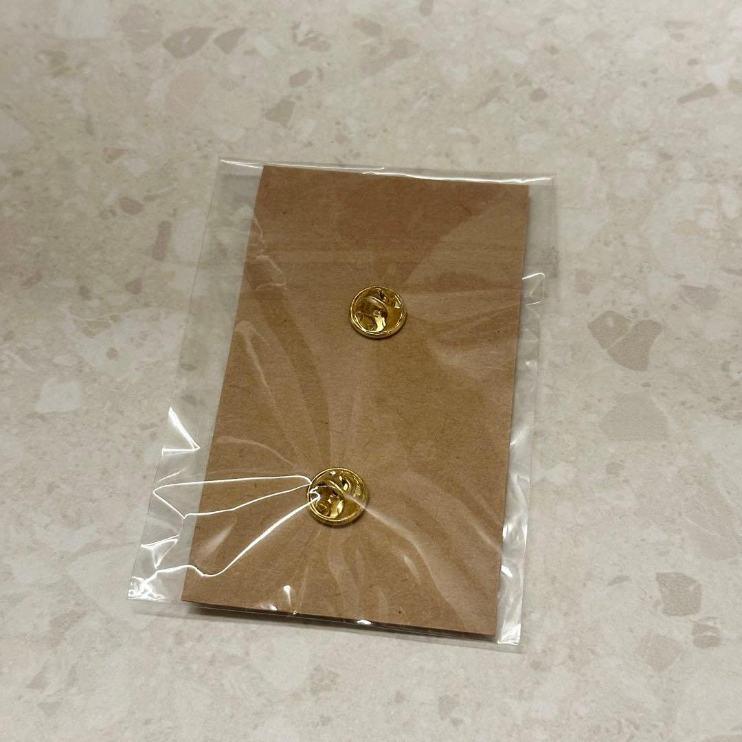 AMI PARIS アミパリス ピンバッチ ブローチ - メルカリ